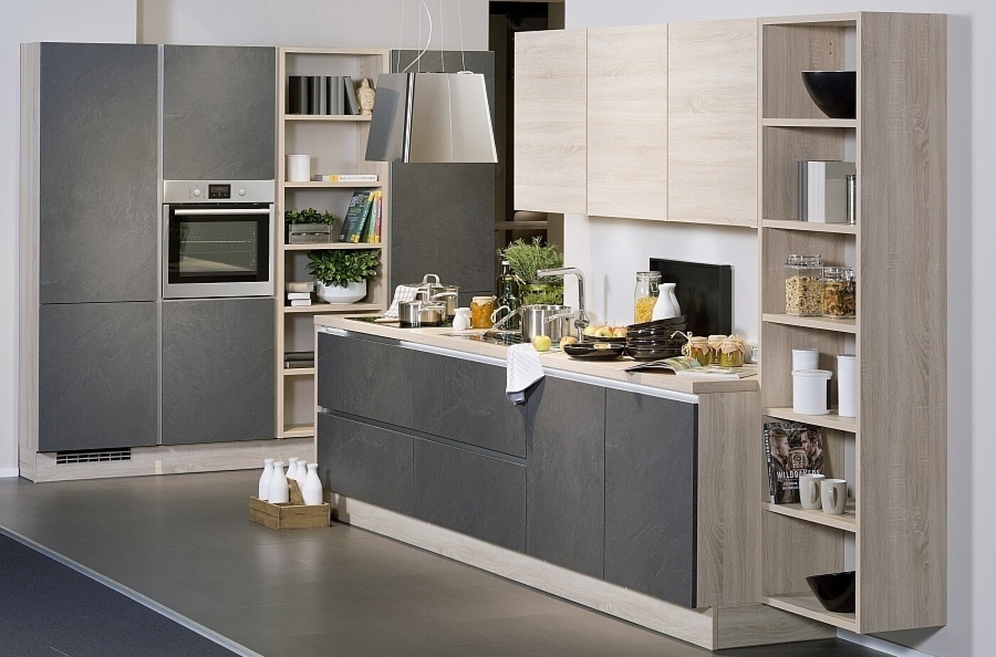 Schiefer lässt sich gut mit Holzfronten kombinieren. Schiefer lässt sich gut mit Holzfronten kombinieren.