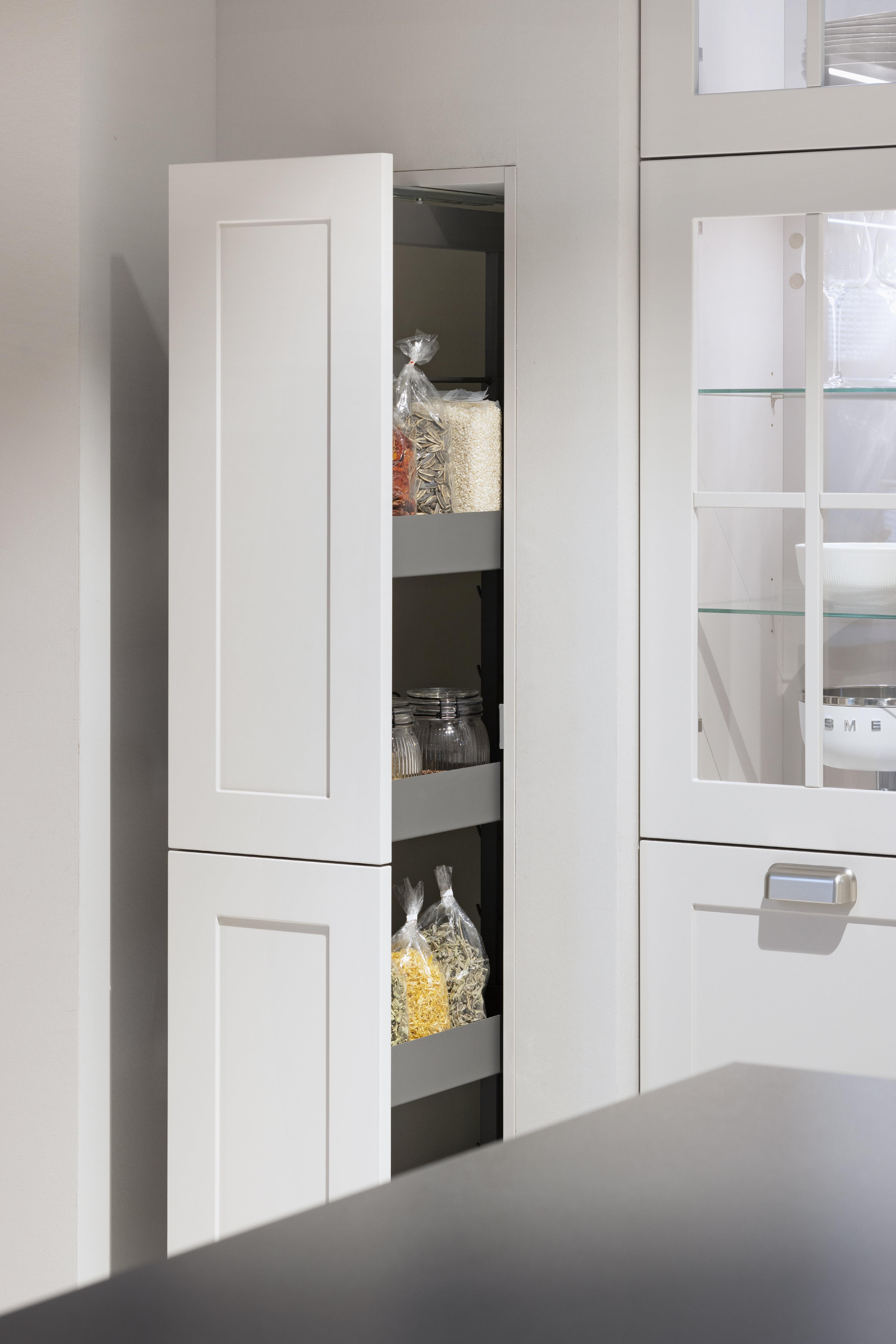 Nobilia Nordic Sand Getarntes Frontenbild kleiner Apothekerschrank halb offen